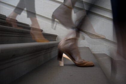 Juxtaposition de plusieurs photos de pied très bien chaussés qui descendent un escalier du 18ème siècle